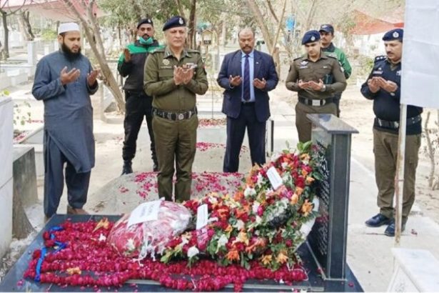 Punjab Police pay tribute to martyrs of Faisal Chowk Mall Road blast on 8th anniversary