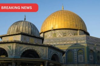 Israeli forces stormed the courtyard of Al-Aqsa Mosque as Palestinians gathered for dawn prayers, amid heavy restrictions on travel from the West Bank during Ramadan. The assault on Islam's third-holiest site highlights ongoing tensions in occupied East Jerusalem. #AlAqsa #Ramadan #Palestine #FreePalestine #Jerusalem