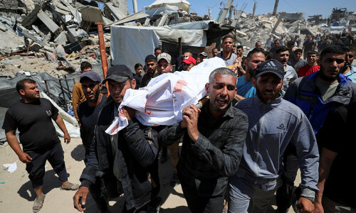 40 killed in Israeli bombing on camps for displaced people in Gaza