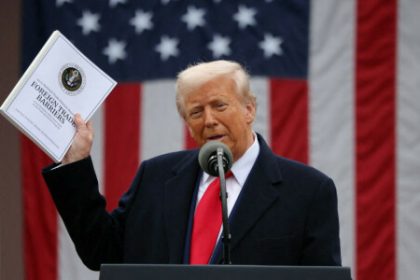 US appeals court reinstates Trump tariffs, sowing market confusion