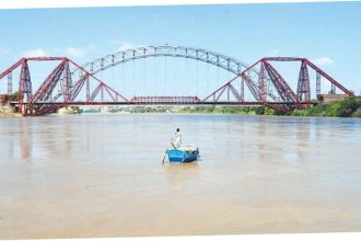 Flood threat remains severe at rivers’ confluence