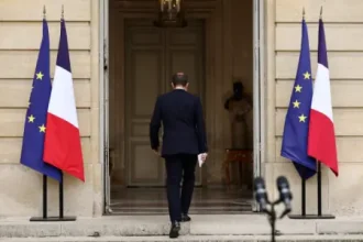 France PM in final effort to salvage cabinet