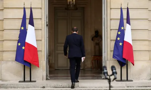 France PM in final effort to salvage cabinet
