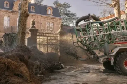 French farmers keep up road blocks over cow ‘mass slaughter’