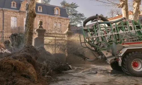 French farmers keep up road blocks over cow ‘mass slaughter’